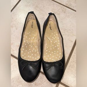 Women’s cute black flats with small bows patent well loved and used